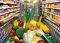 Einkaufswagen mit Lebensmitteln  im Supermarkt