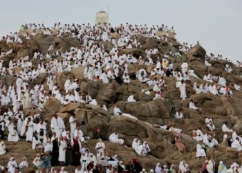 Muslim pilgrims gather to pray at Jabal al-Rahmah, also known as Mount Arafat, during the annual hajj pilgrimage, outside the holy city of Mecca, Saudi Arabia, June 5, 2025. REUTERS/Khaled Abdullah
